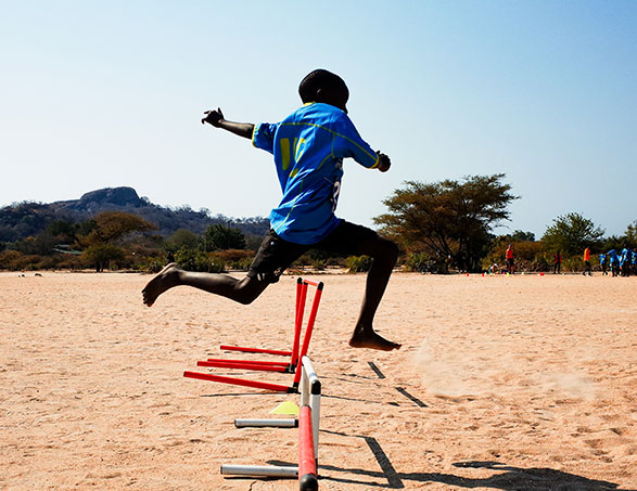 Sport ed educazione in Malawi con ragazzo che salta ostacoli