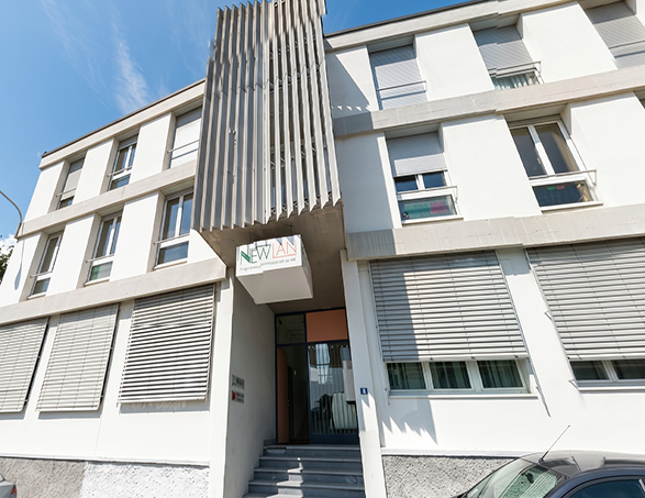 Exterior de la sede de New-Lan SA en Cadempino, climatizada con la fiabilidad de las bombas de calor Clivet.